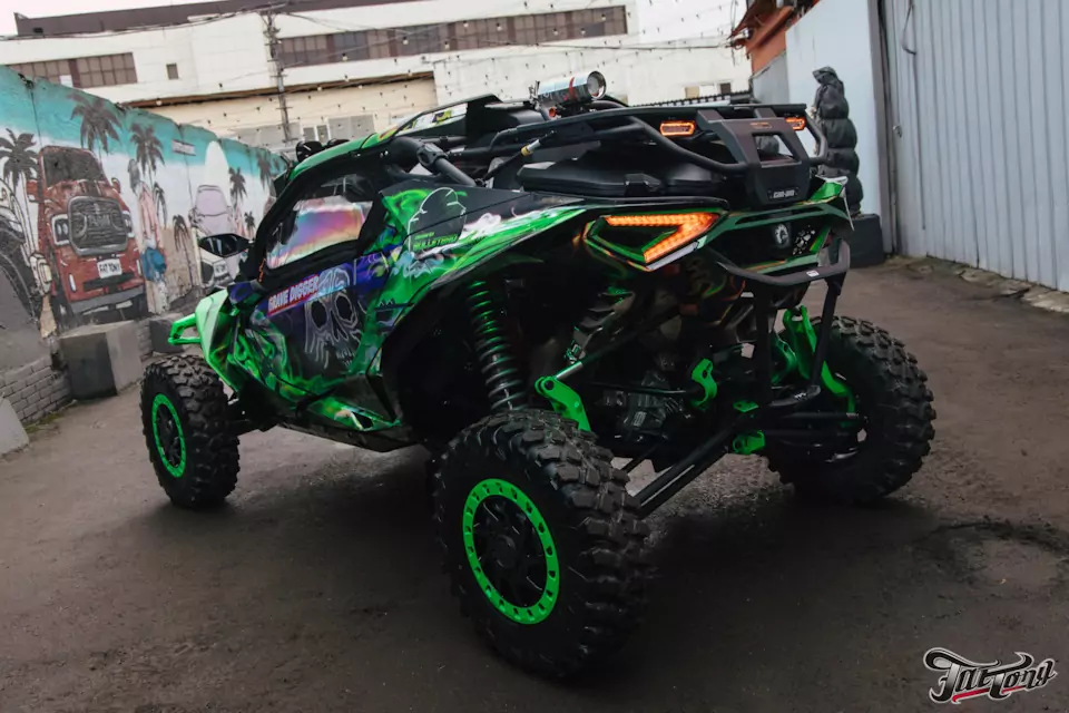 Оклеили багги BRP CAN-AM Maverick R X RS в яркую винилографию!